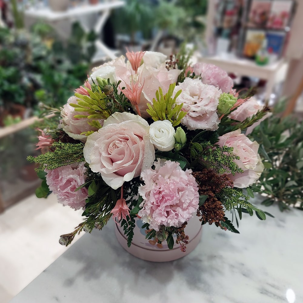 Ανθοσύνθεση σε Hatbox Αγάπης με Λουλούδια Εποχής Μεσαία The Garden Store Λαμία