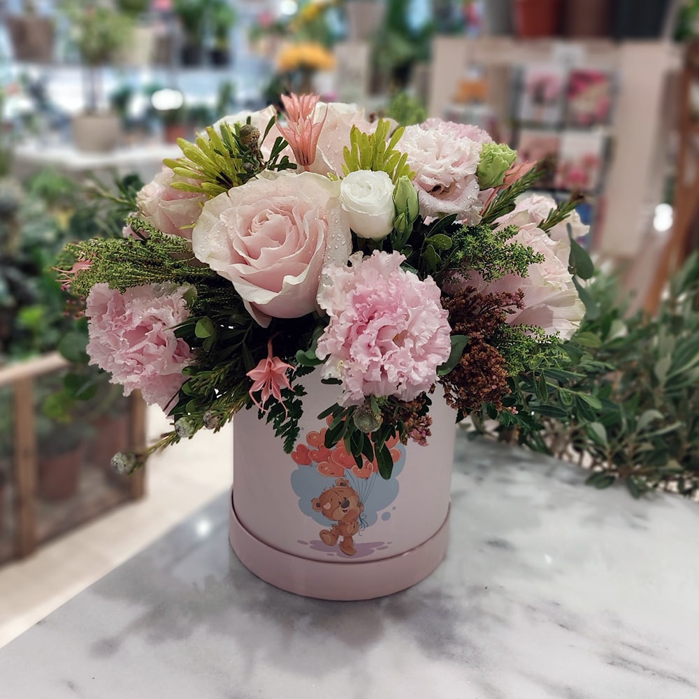 Ανθοσύνθεση σε Hatbox Αγάπης με Λουλούδια Εποχής Μεσαία The Garden Store Λαμία Λουλούδια για βάπτιση