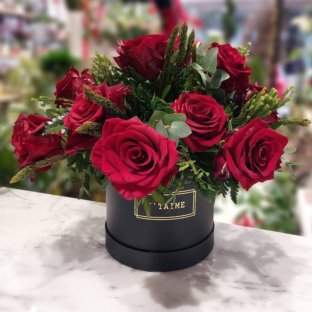 Ανθοσύνθεση Σε Hatbox Με Κόκκινα Τριαντάφυλλα Ecuador The Garden Store Λαμία