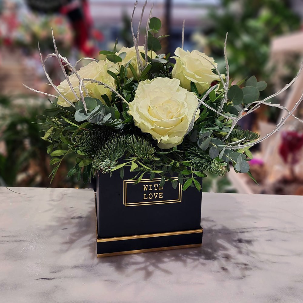 Ανθοσύνθεση Σε Hatbox Με Λευκά Τριαντάφυλλα Ecuador The Garden Store Λαμία