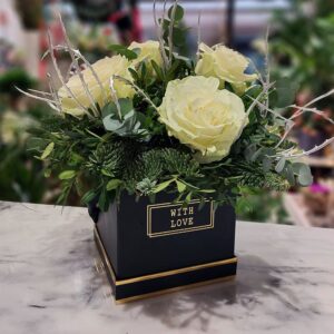 Ανθοσύνθεση Σε Hatbox Με Λευκά Τριαντάφυλλα Ecuador The Garden Store Λαμία